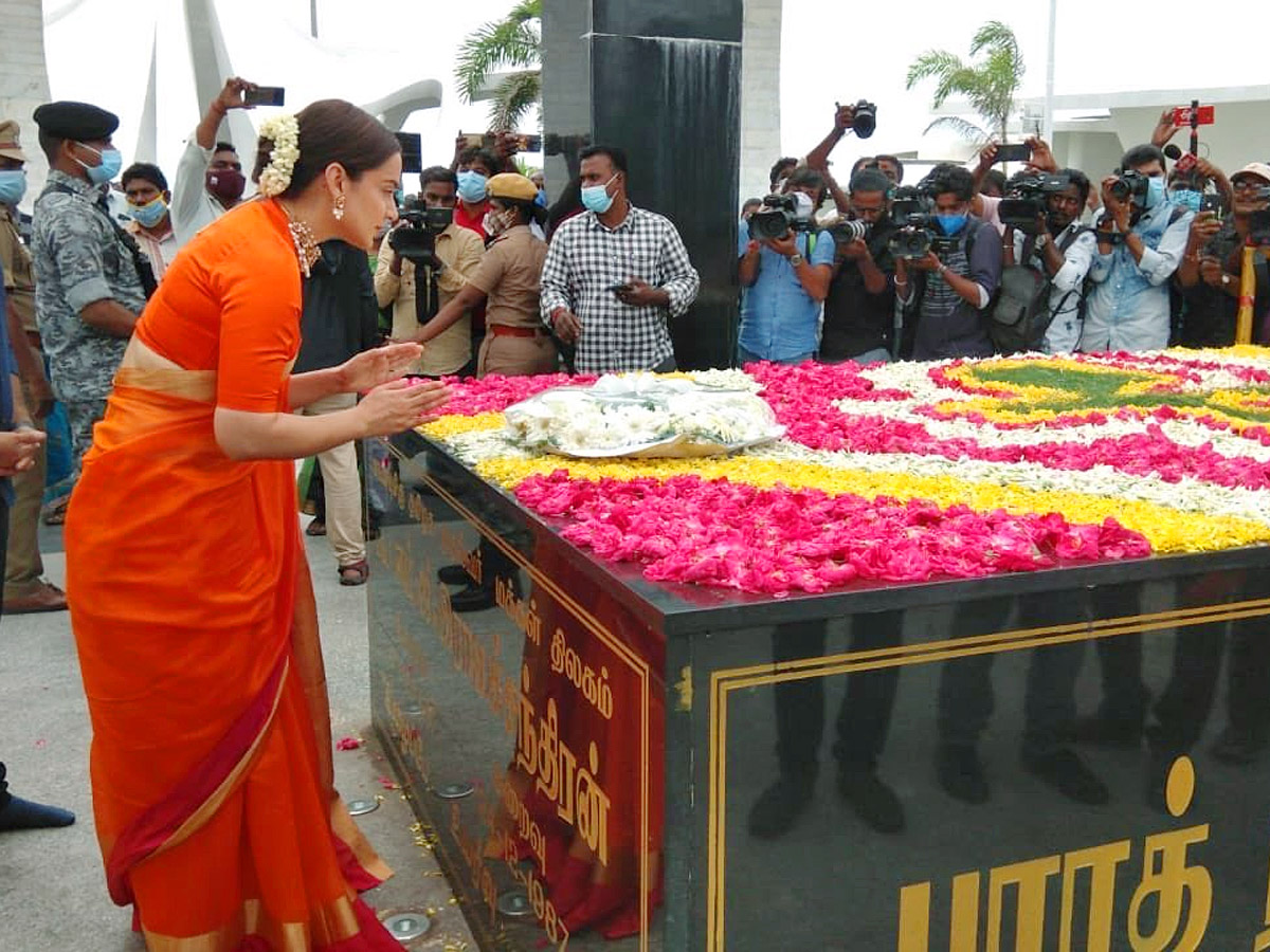 Kangana Ranaut pays tribute at former CM J Jayalalithaas memorial at Marina Beach Photo Gallery - Sakshi4