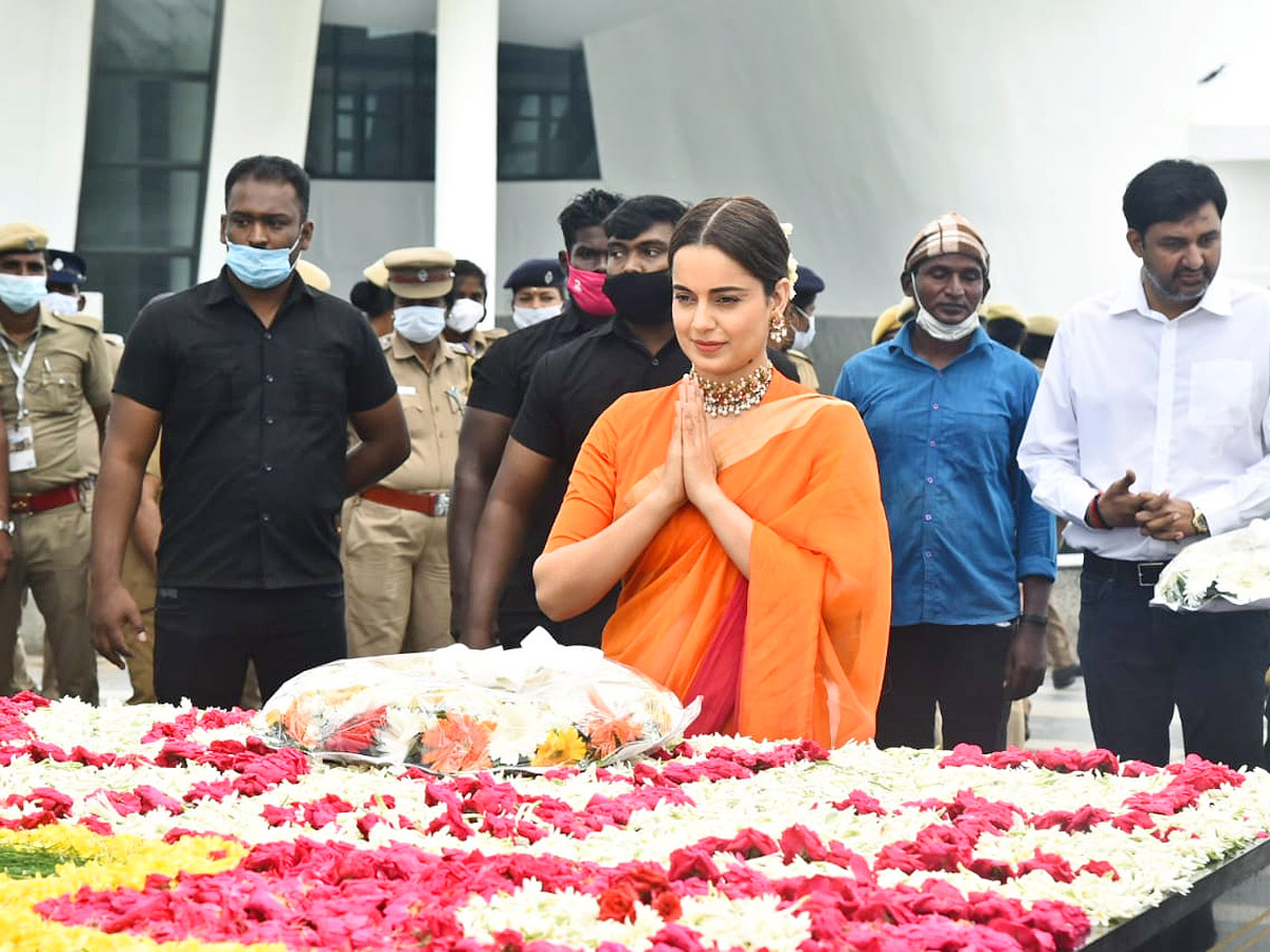 Kangana Ranaut pays tribute at former CM J Jayalalithaas memorial at Marina Beach Photo Gallery - Sakshi2