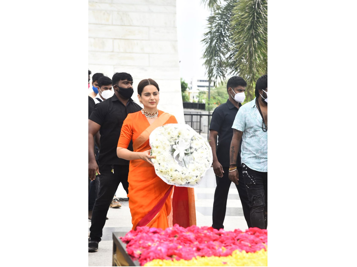 Kangana Ranaut pays tribute at former CM J Jayalalithaas memorial at Marina Beach Photo Gallery - Sakshi8