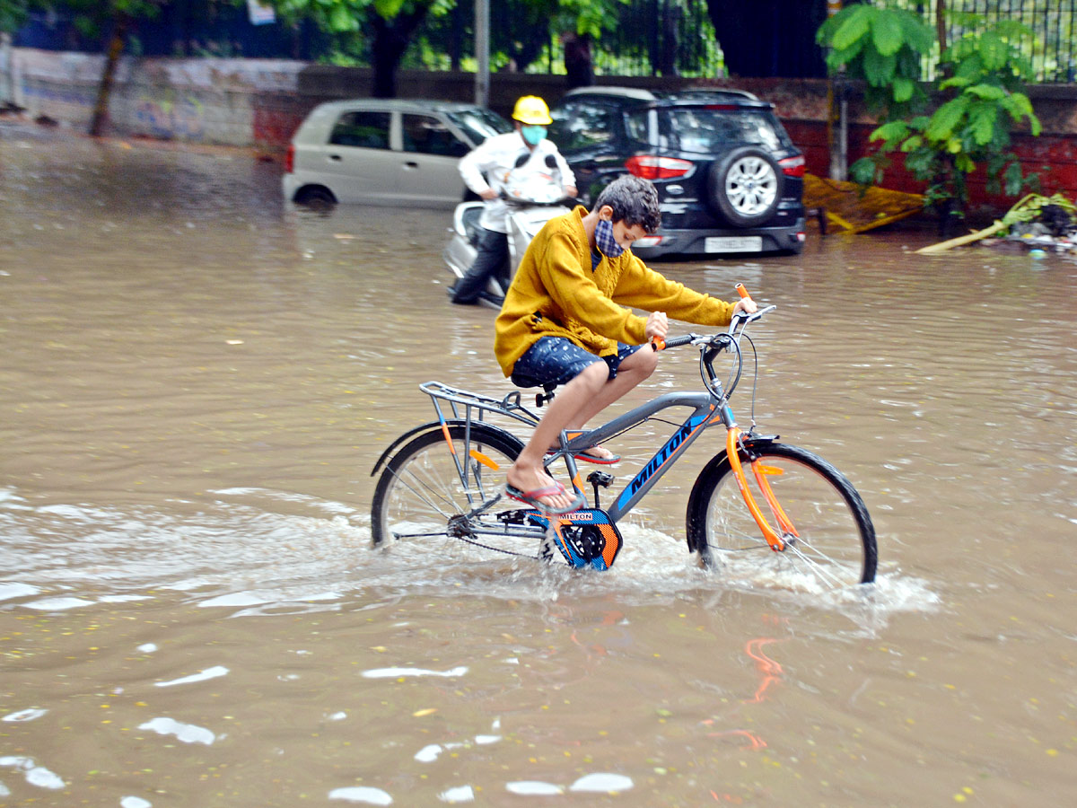 Heavy Rain in Telugu States Photo Gallery - Sakshi11