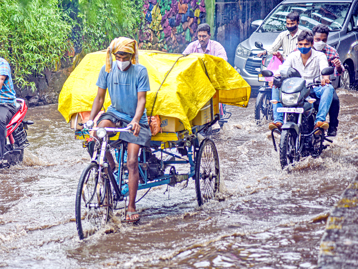 Heavy Rain in Telugu States Photo Gallery - Sakshi16