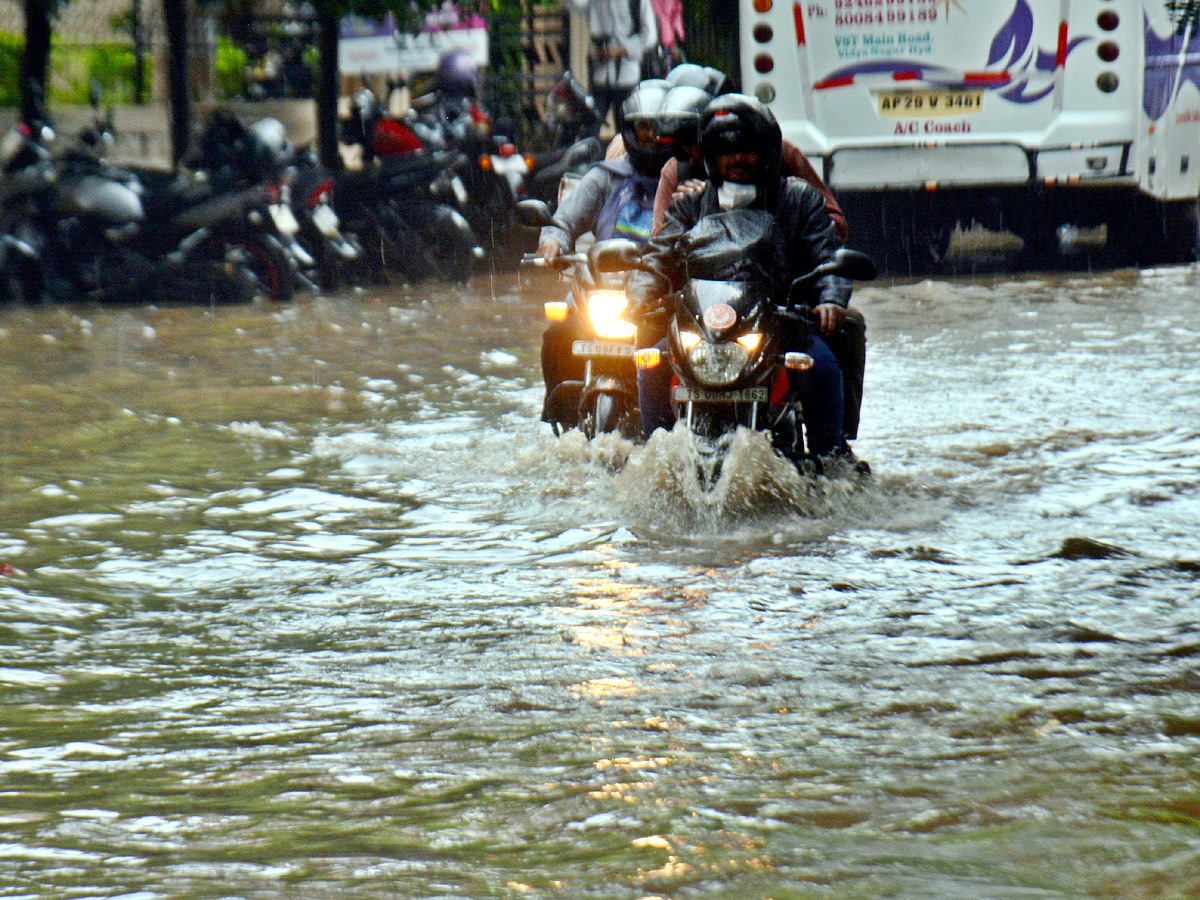 Heavy Rain in Telugu States Photo Gallery - Sakshi19