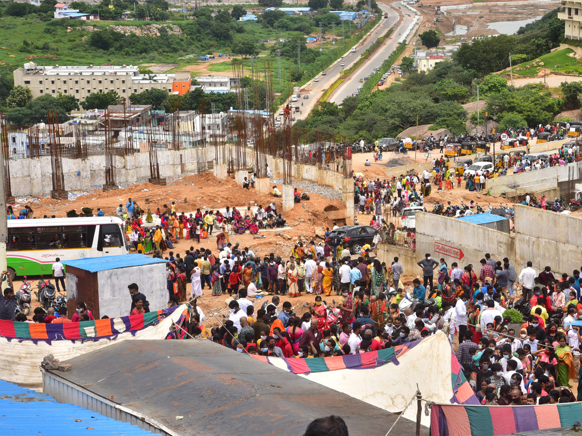 Heavy Rush At Yadadri Temple Photo Gallery - Sakshi2