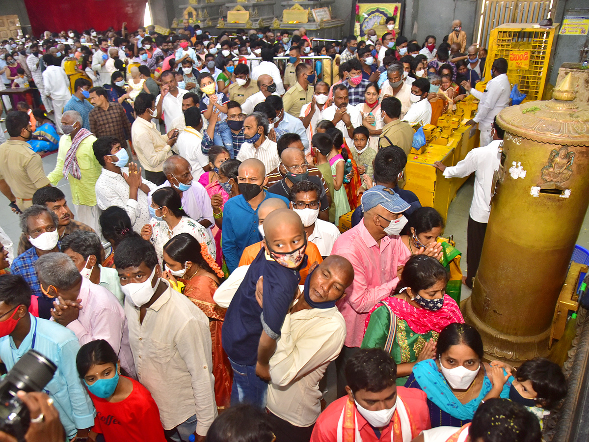 Heavy Rush At Yadadri Temple Photo Gallery - Sakshi3