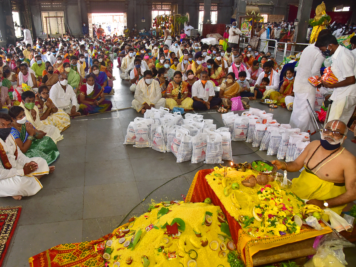 Heavy Rush At Yadadri Temple Photo Gallery - Sakshi4