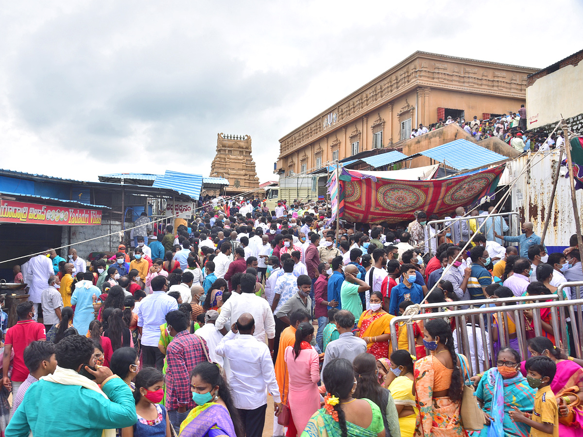 Heavy Rush At Yadadri Temple Photo Gallery - Sakshi5