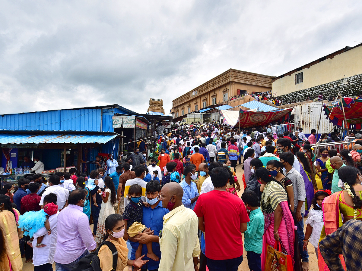 Heavy Rush At Yadadri Temple Photo Gallery - Sakshi6