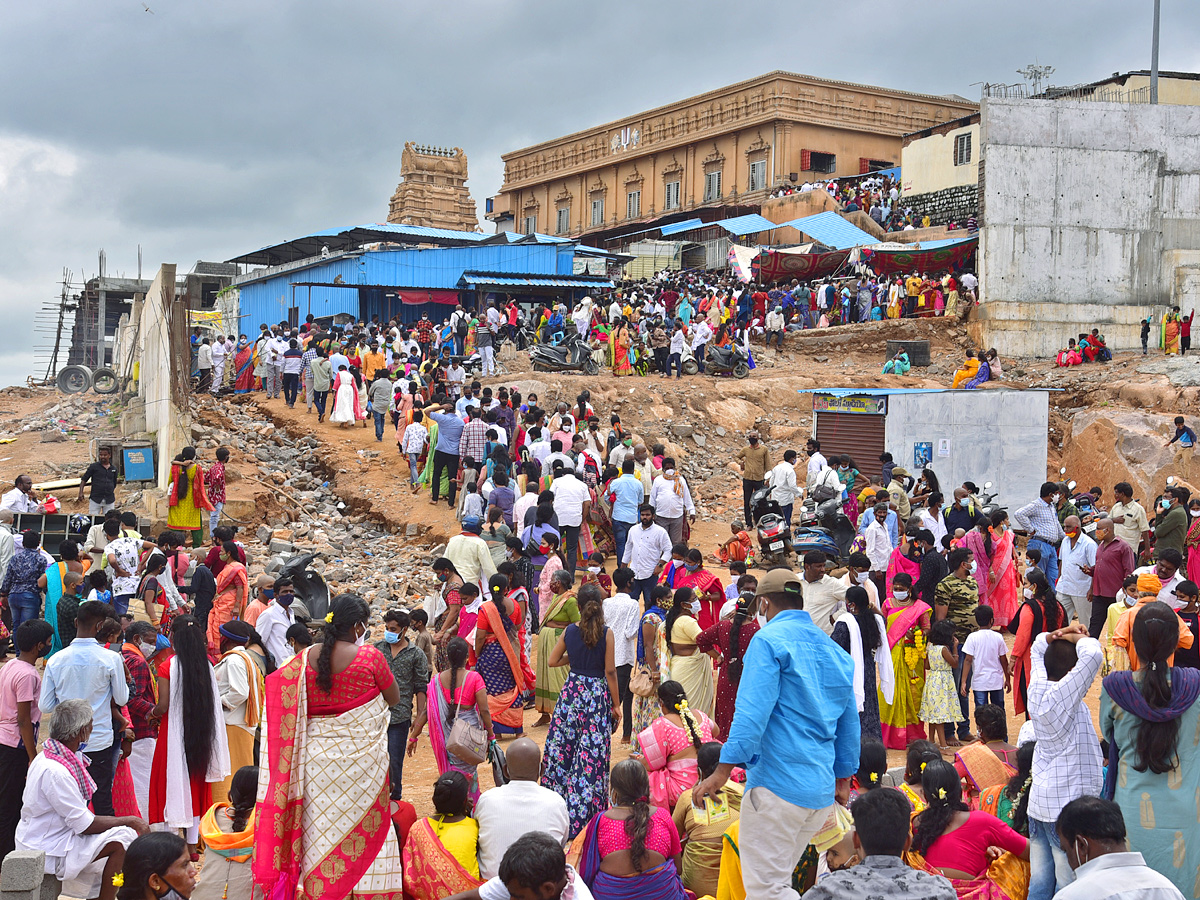 Heavy Rush At Yadadri Temple Photo Gallery - Sakshi7