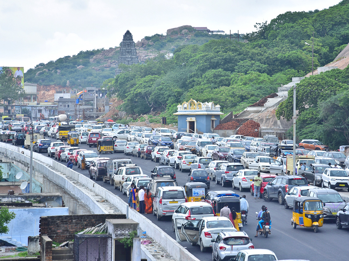 Heavy Rush At Yadadri Temple Photo Gallery - Sakshi8