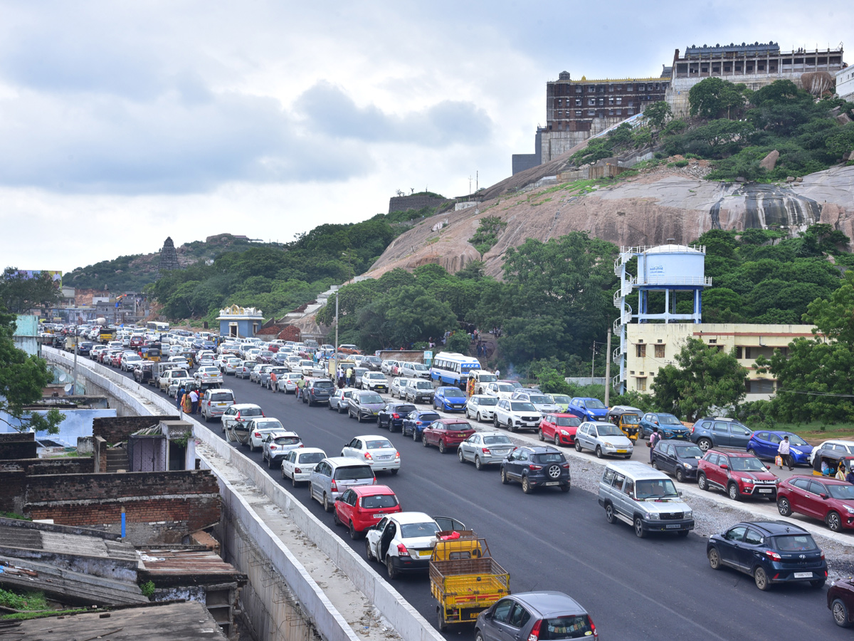 Heavy Rush At Yadadri Temple Photo Gallery - Sakshi9