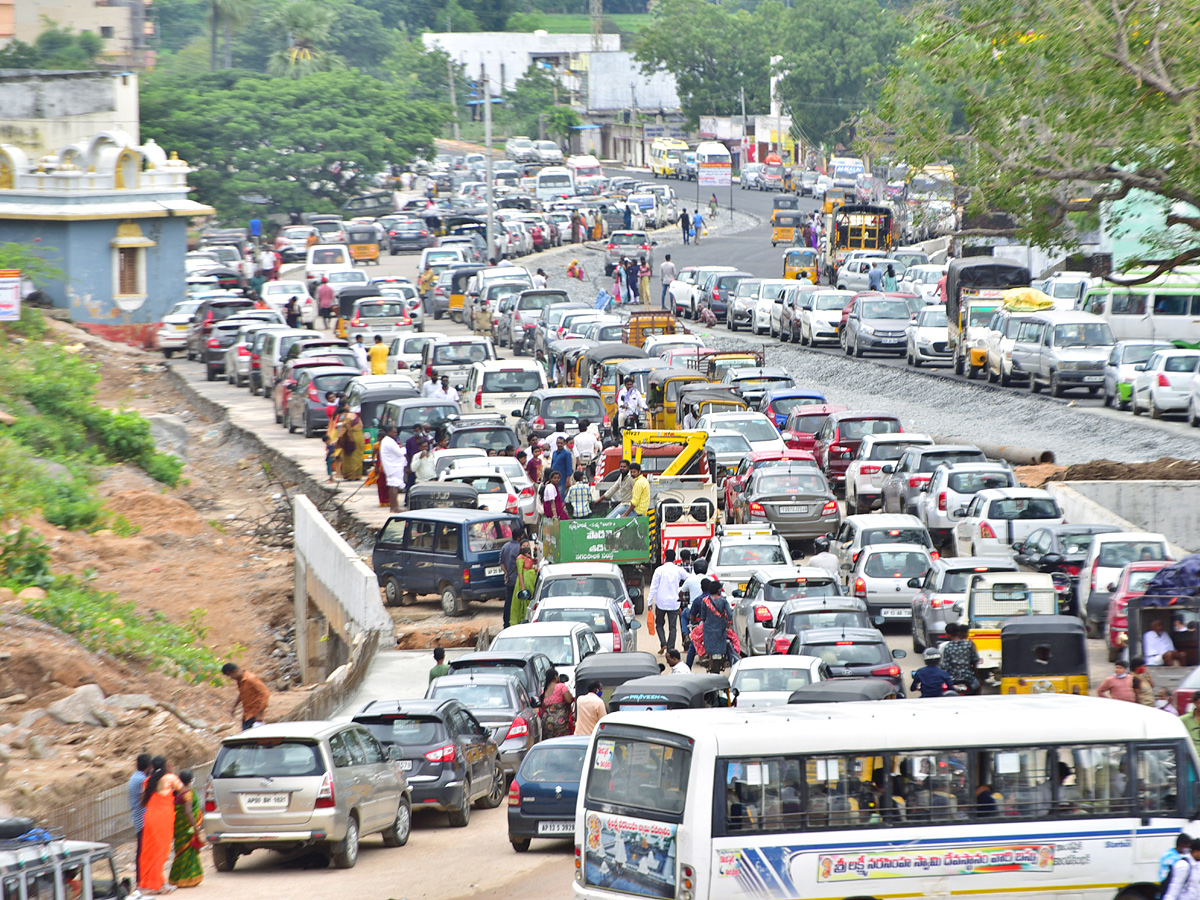 Heavy Rush At Yadadri Temple Photo Gallery - Sakshi10