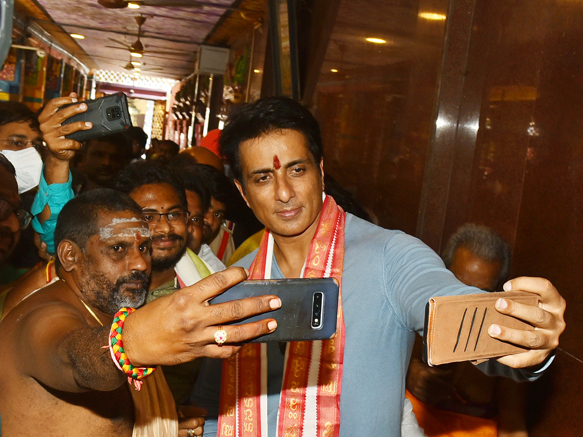 Sonu Sood Visits Kanaka Durga Temple Vijayawada - Sakshi1