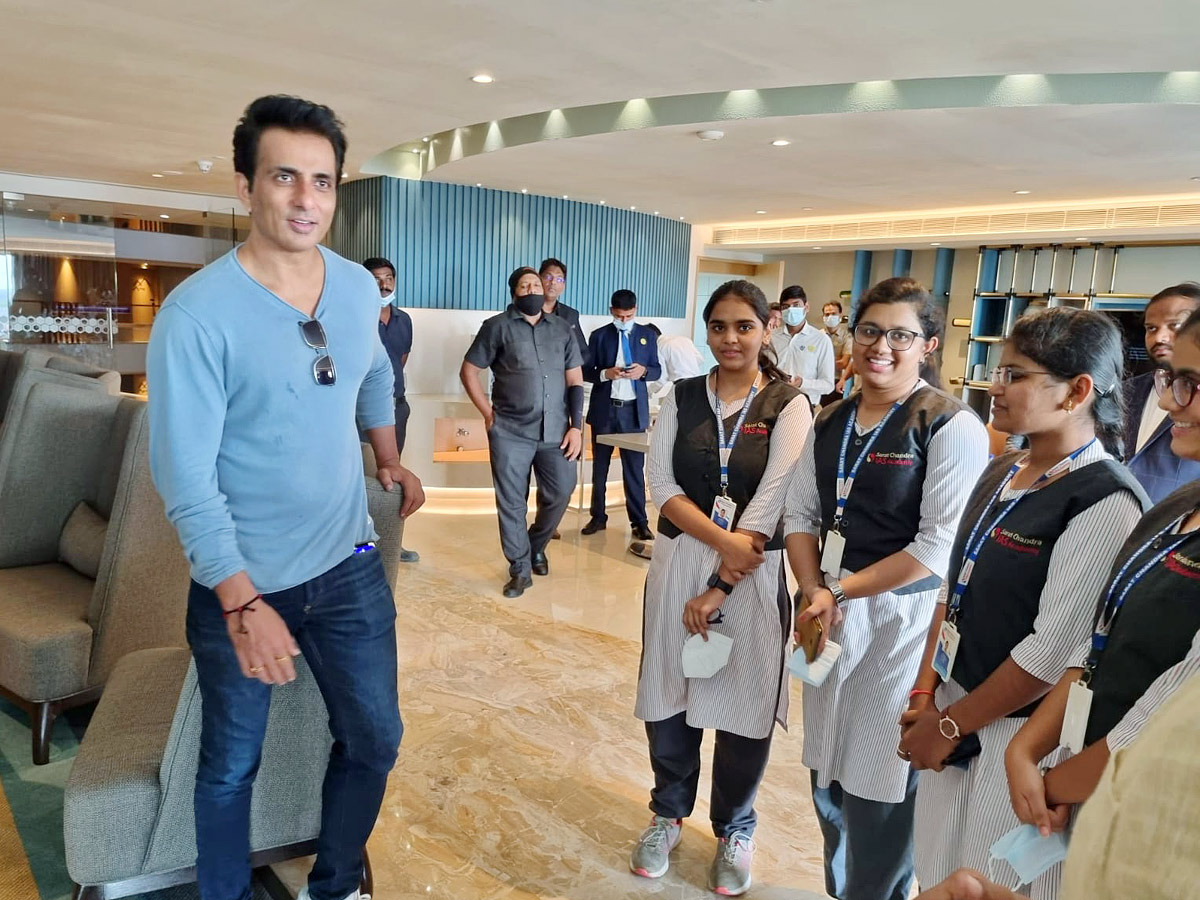 Sonu Sood Visits Kanaka Durga Temple Vijayawada - Sakshi10