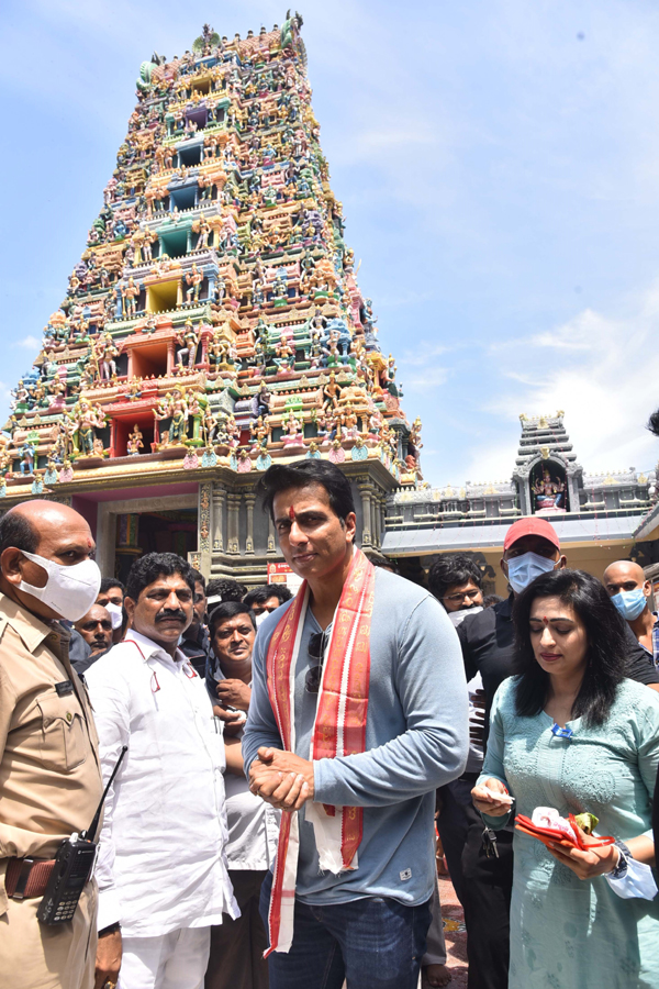 Sonu Sood Visits Kanaka Durga Temple Vijayawada - Sakshi11