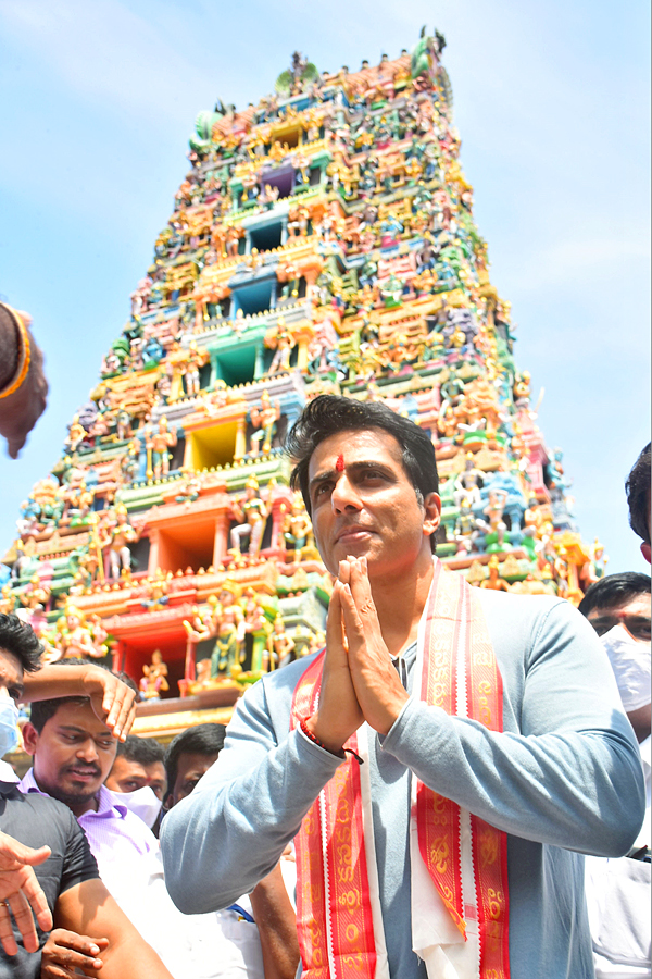 Sonu Sood Visits Kanaka Durga Temple Vijayawada - Sakshi12