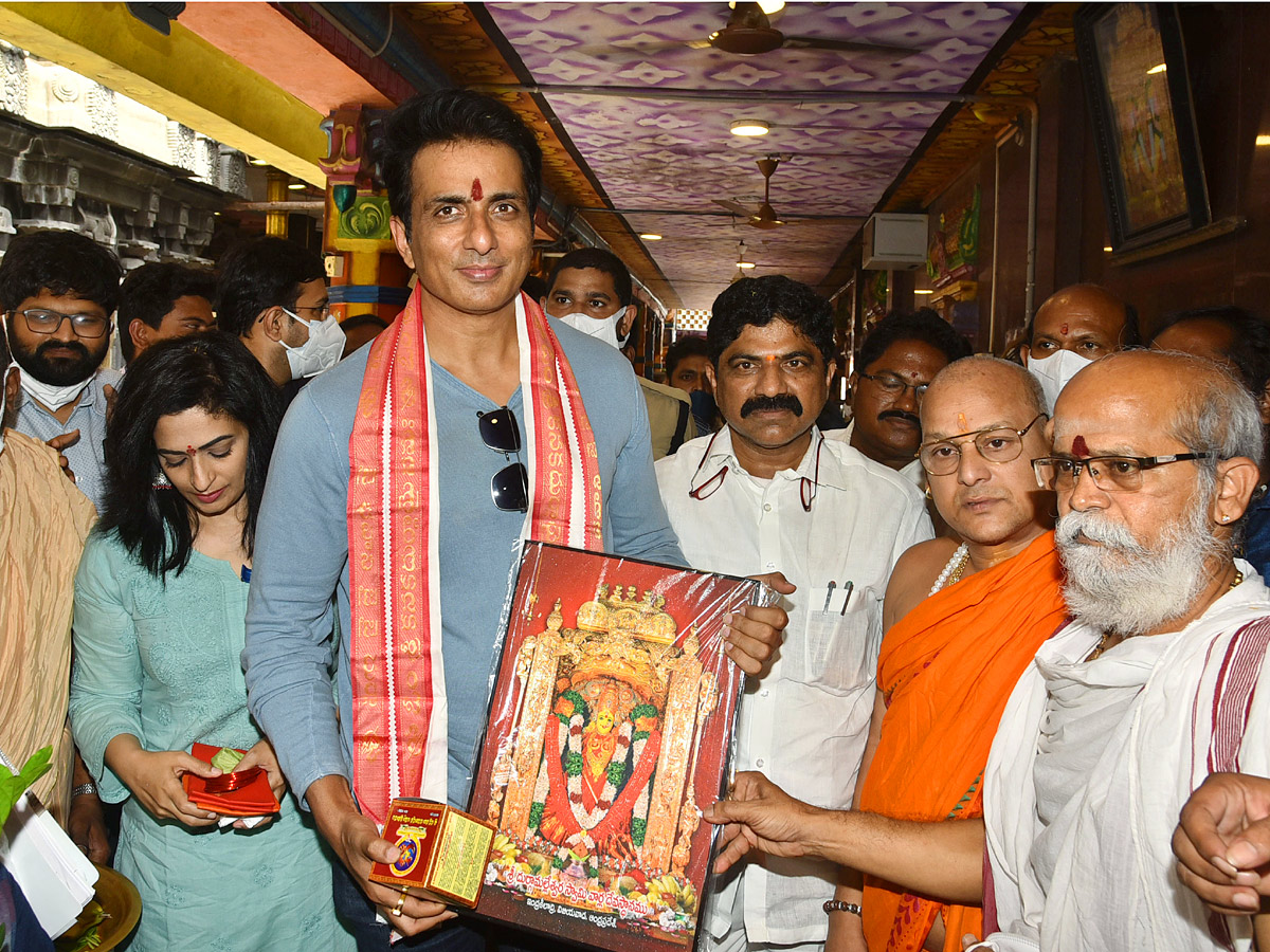 Sonu Sood Visits Kanaka Durga Temple Vijayawada - Sakshi2