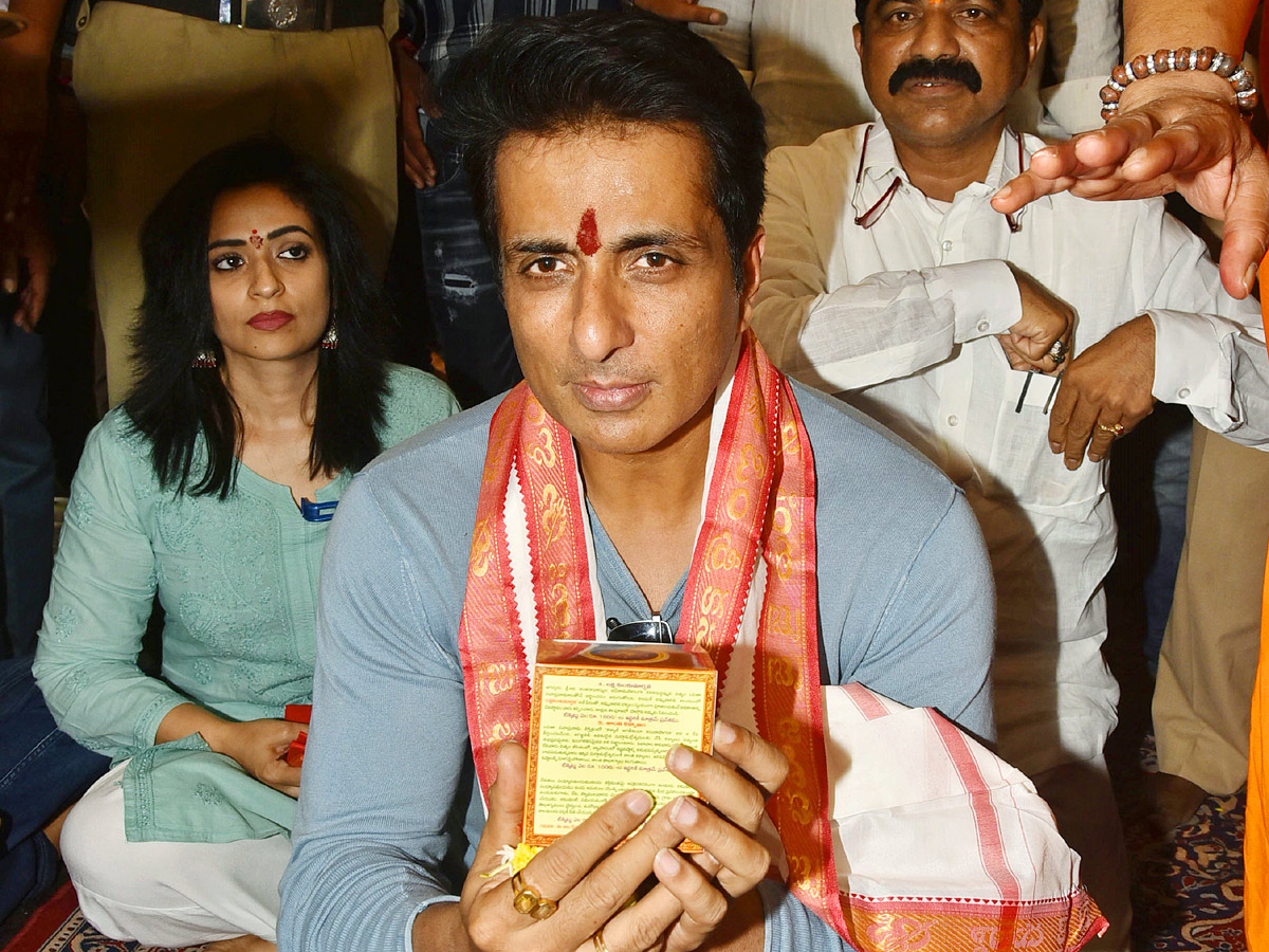 Sonu Sood Visits Kanaka Durga Temple Vijayawada - Sakshi3