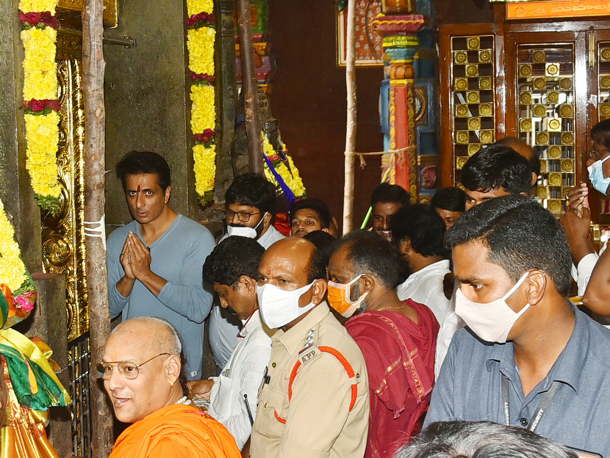 Sonu Sood Visits Kanaka Durga Temple Vijayawada - Sakshi4