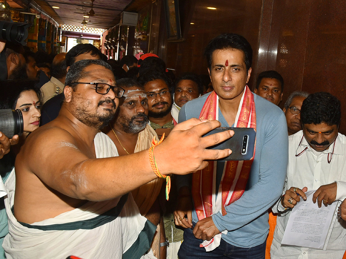 Sonu Sood Visits Kanaka Durga Temple Vijayawada - Sakshi5