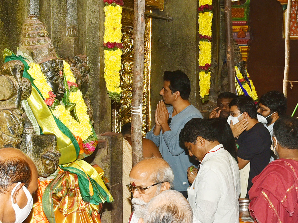 Sonu Sood Visits Kanaka Durga Temple Vijayawada - Sakshi6