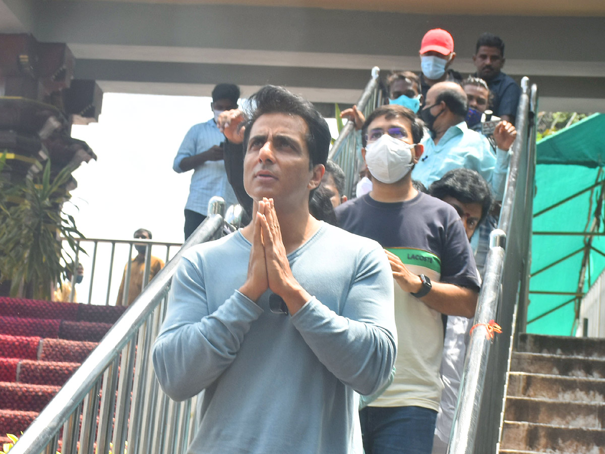 Sonu Sood Visits Kanaka Durga Temple Vijayawada - Sakshi7