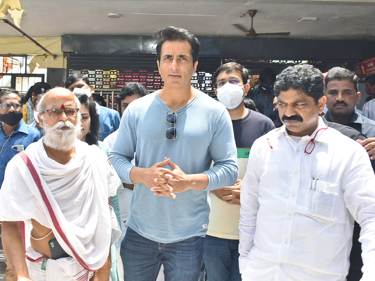 Sonu Sood Visits Kanaka Durga Temple Vijayawada - Sakshi8