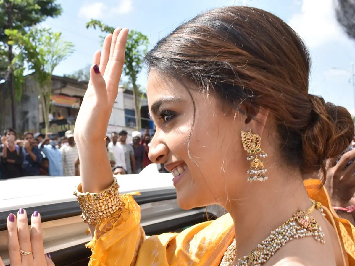 Keerthy suresh visits Nizamabad for shop opening Photo Gallery - Sakshi2