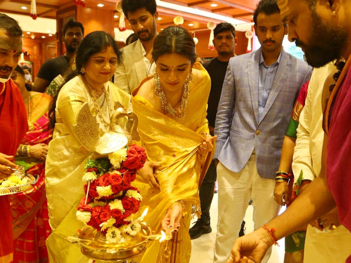 Keerthy suresh visits Nizamabad for shop opening Photo Gallery - Sakshi5