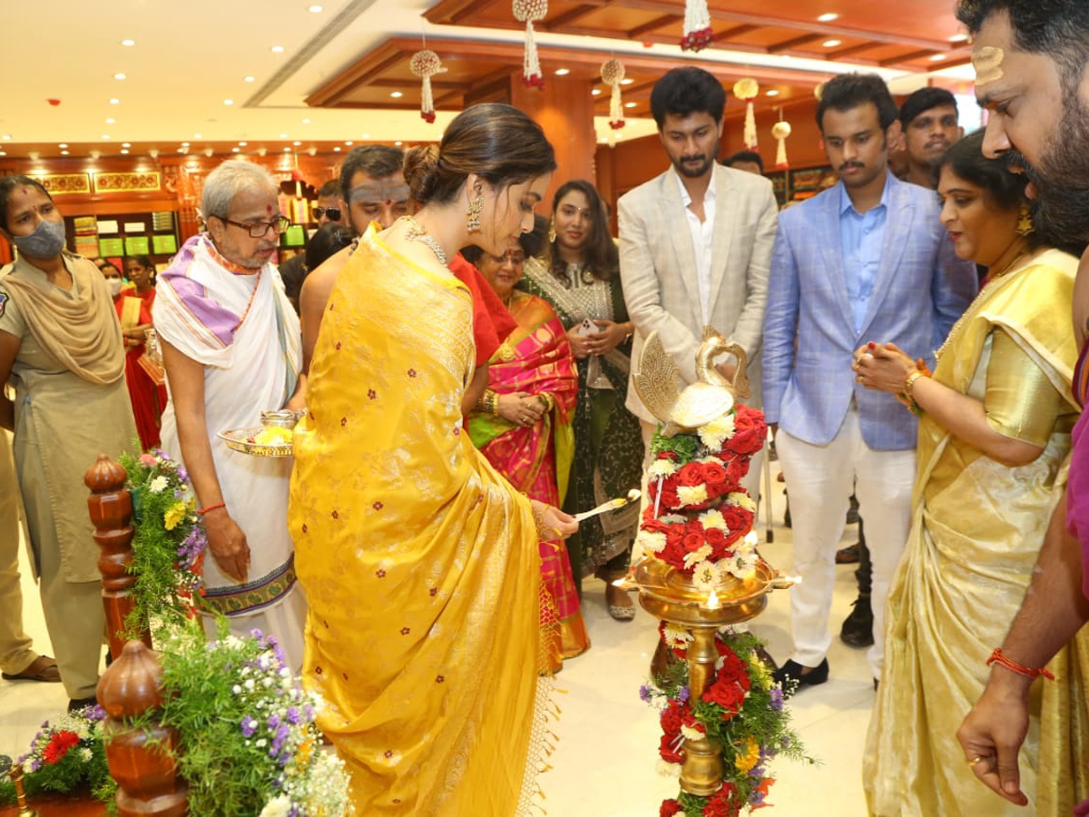 Keerthy suresh visits Nizamabad for shop opening Photo Gallery - Sakshi7