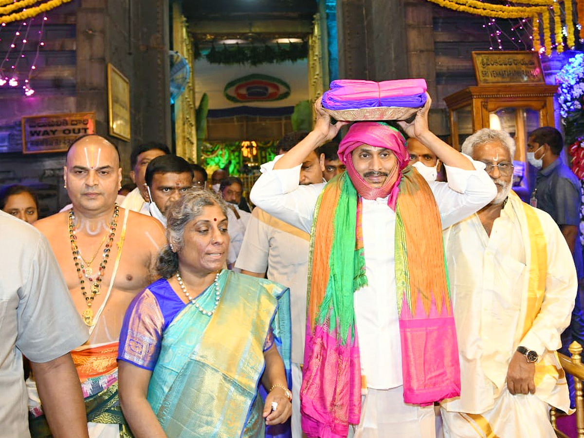 CM Jagan Mohan Reddy to offer silk clothes to Lord Venkateswara Photo Gallery - Sakshi1