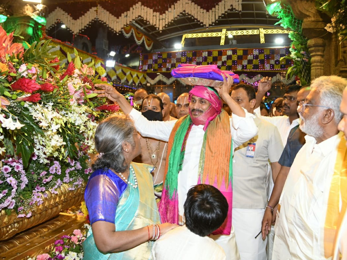 CM Jagan Mohan Reddy to offer silk clothes to Lord Venkateswara Photo Gallery - Sakshi3