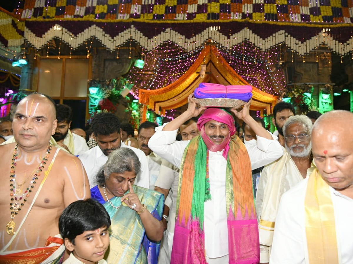 CM Jagan Mohan Reddy to offer silk clothes to Lord Venkateswara Photo Gallery - Sakshi4