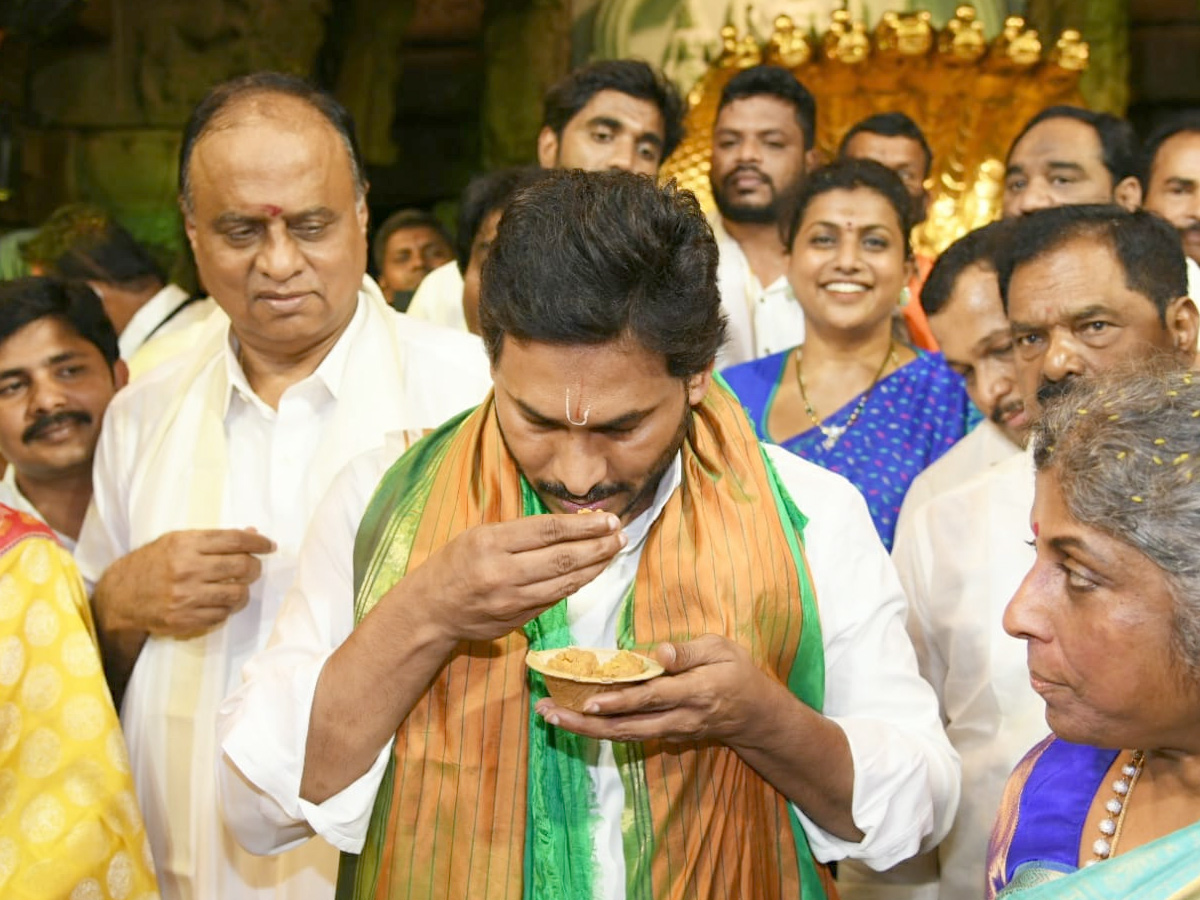 CM Jagan Mohan Reddy to offer silk clothes to Lord Venkateswara Photo Gallery - Sakshi5