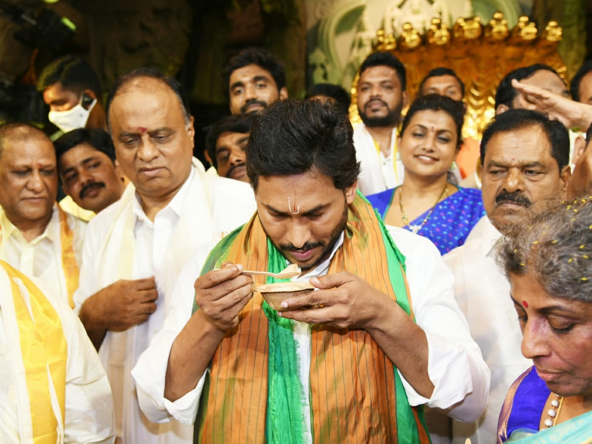 CM Jagan Mohan Reddy to offer silk clothes to Lord Venkateswara Photo Gallery - Sakshi6