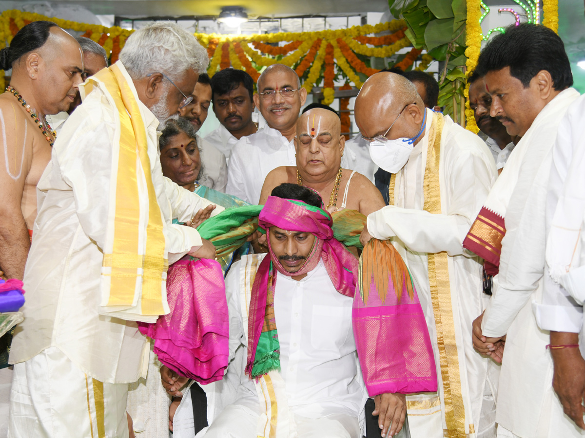 CM Jagan Mohan Reddy to offer silk clothes to Lord Venkateswara Photo Gallery - Sakshi10