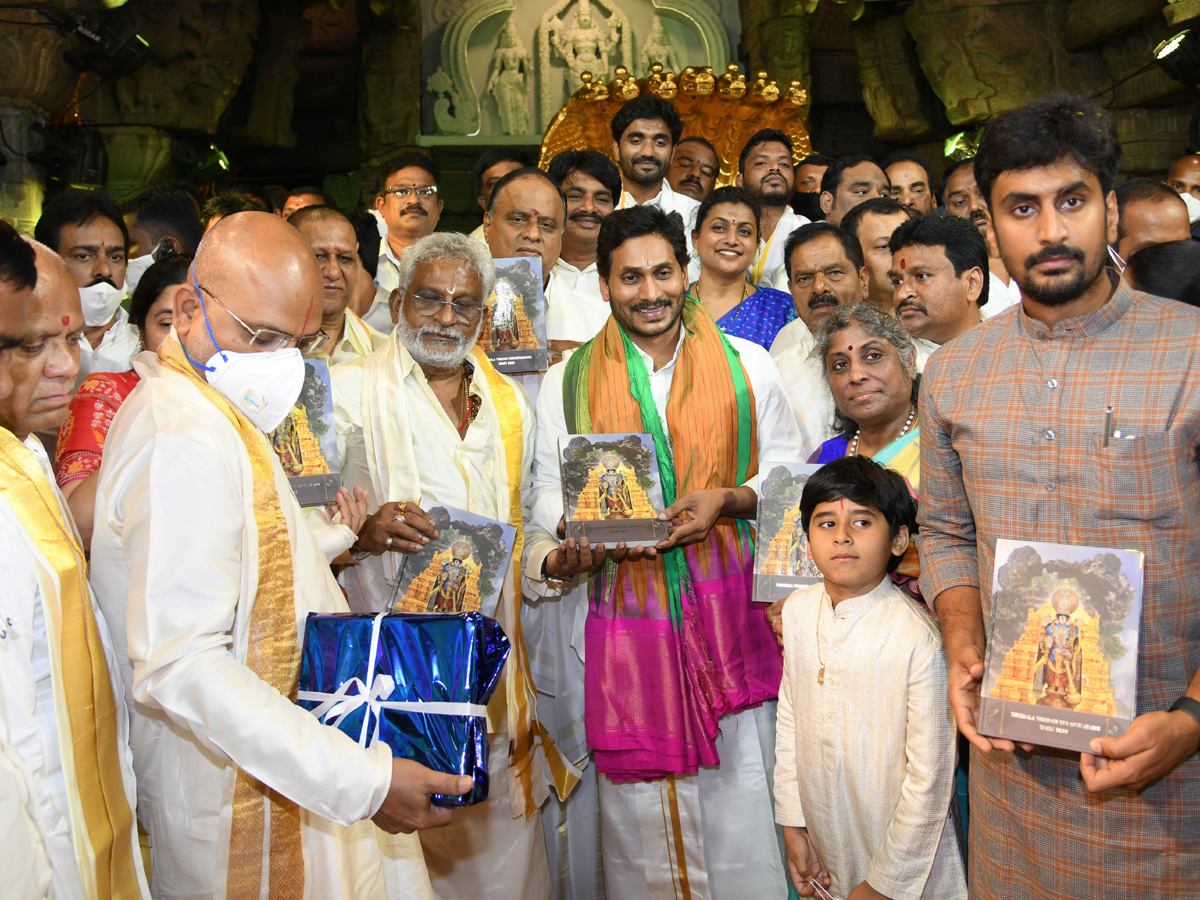 CM Jagan Mohan Reddy to offer silk clothes to Lord Venkateswara Photo Gallery - Sakshi11