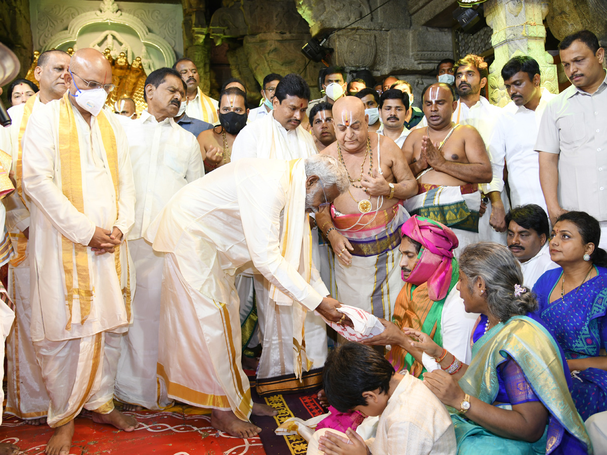 CM Jagan Mohan Reddy to offer silk clothes to Lord Venkateswara Photo Gallery - Sakshi15