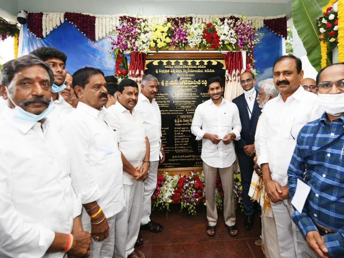 CM YS Jagan Mohan Reddy Visit Tirumala Temple Photo Gallery - Sakshi2