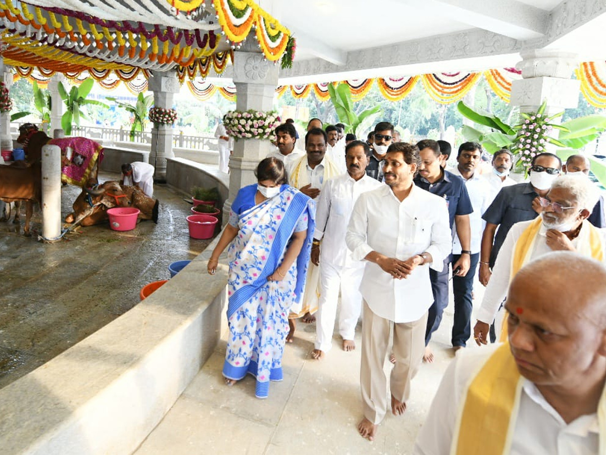 CM YS Jagan Mohan Reddy Visit Tirumala Temple Photo Gallery - Sakshi10