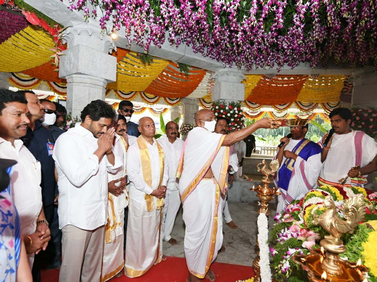 CM YS Jagan Mohan Reddy Visit Tirumala Temple Photo Gallery - Sakshi12