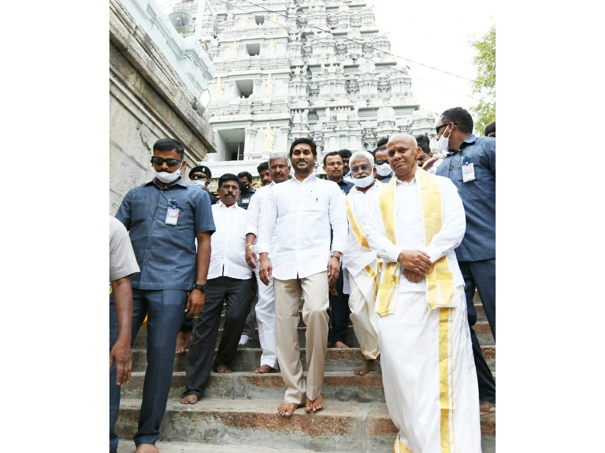 CM YS Jagan Mohan Reddy Visit Tirumala Temple Photo Gallery - Sakshi14