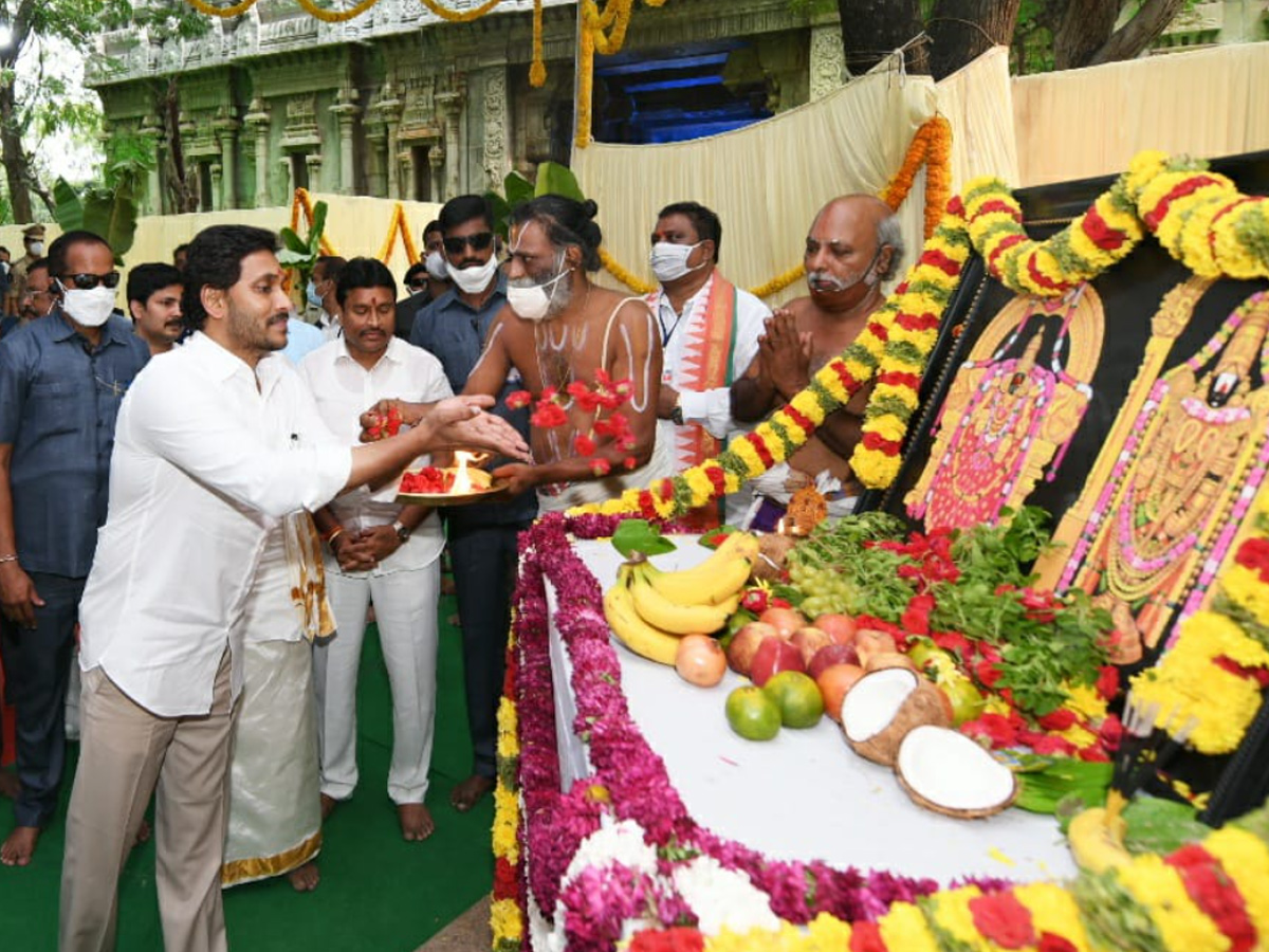 CM YS Jagan Mohan Reddy Visit Tirumala Temple Photo Gallery - Sakshi16