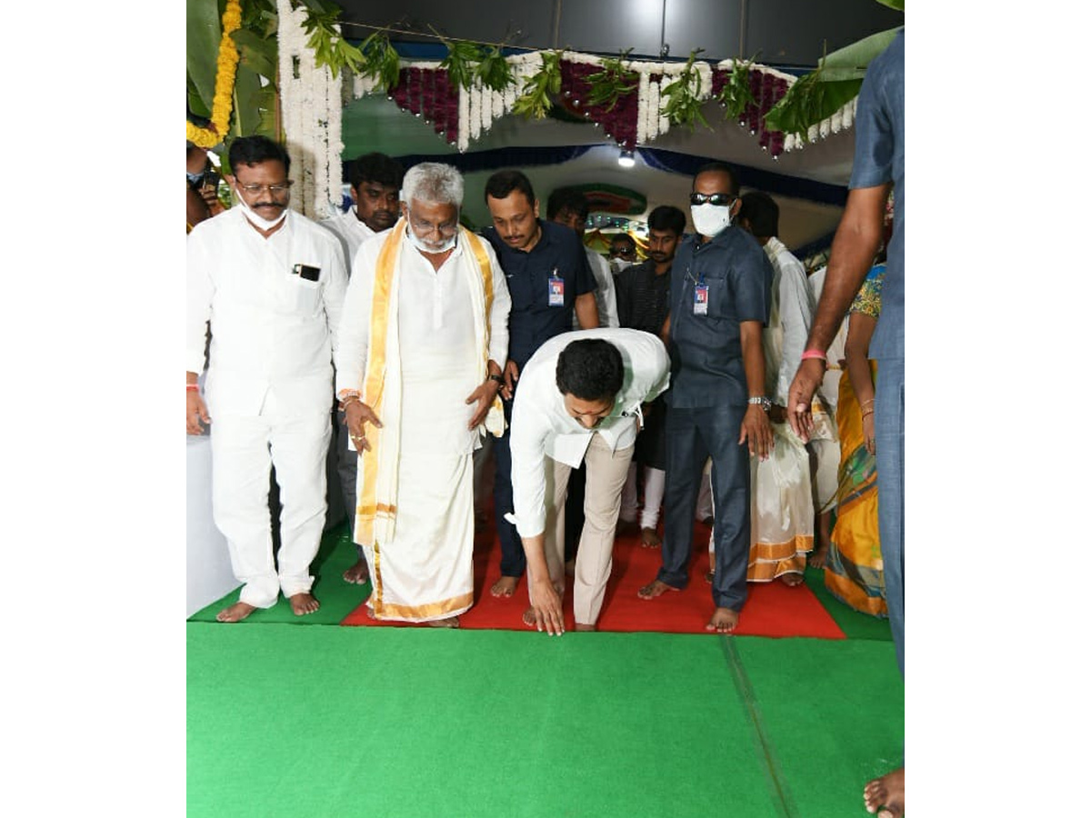 CM YS Jagan Mohan Reddy Visit Tirumala Temple Photo Gallery - Sakshi18