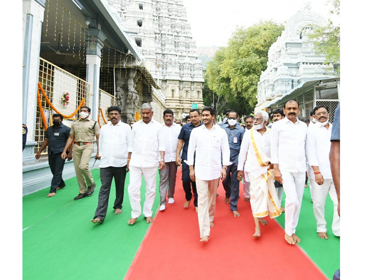 CM YS Jagan Mohan Reddy Visit Tirumala Temple Photo Gallery - Sakshi19