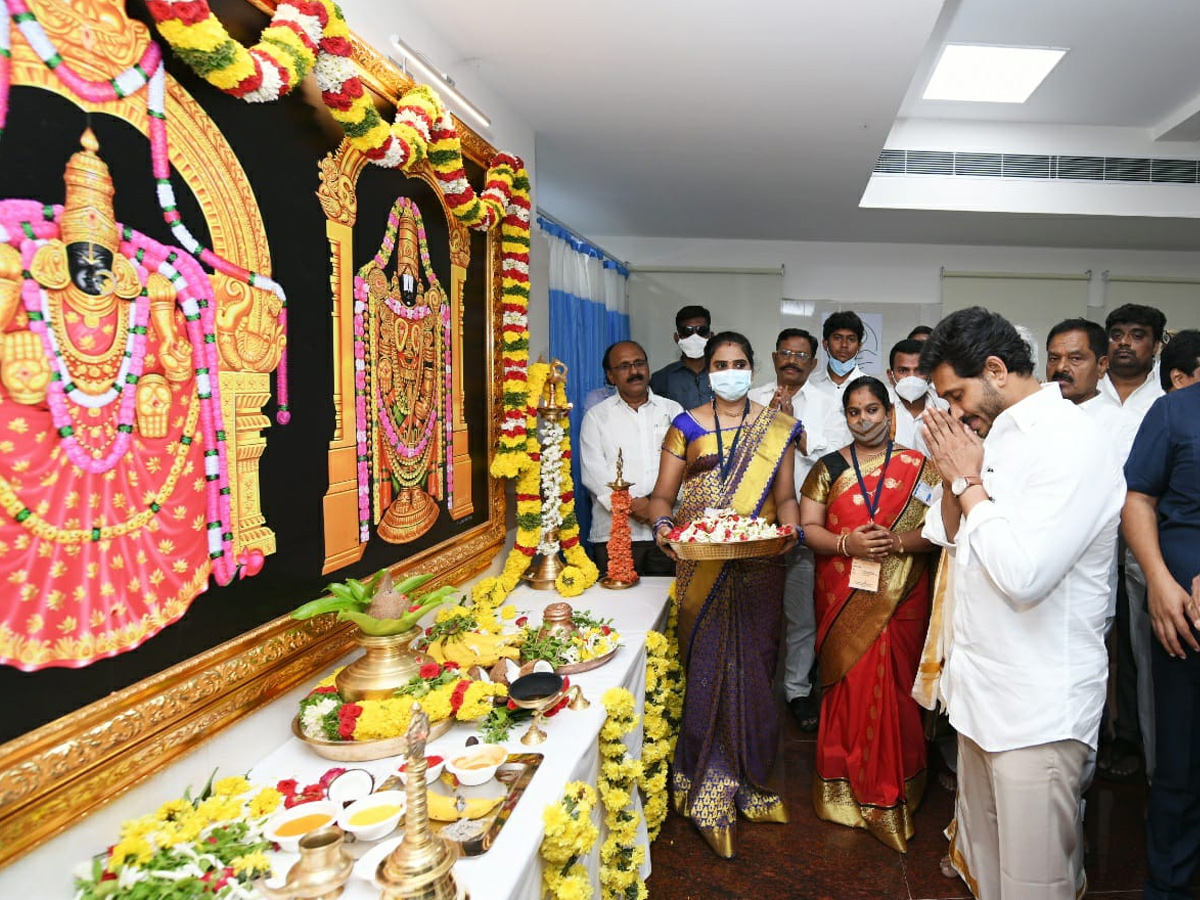 CM YS Jagan Mohan Reddy Visit Tirumala Temple Photo Gallery - Sakshi3