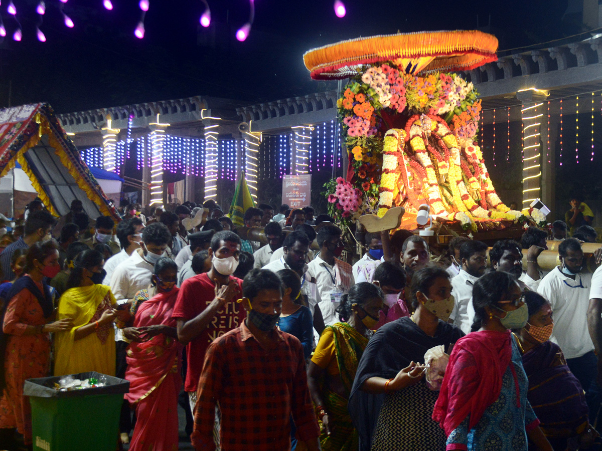 Dussehra Celebrations in Kanaka Durga Temple Photo Gallery - Sakshi3