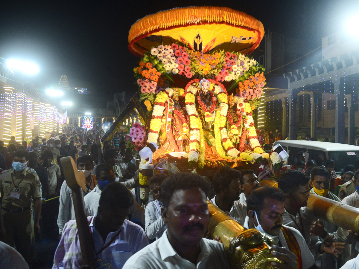 Dussehra Celebrations in Kanaka Durga Temple Photo Gallery - Sakshi5