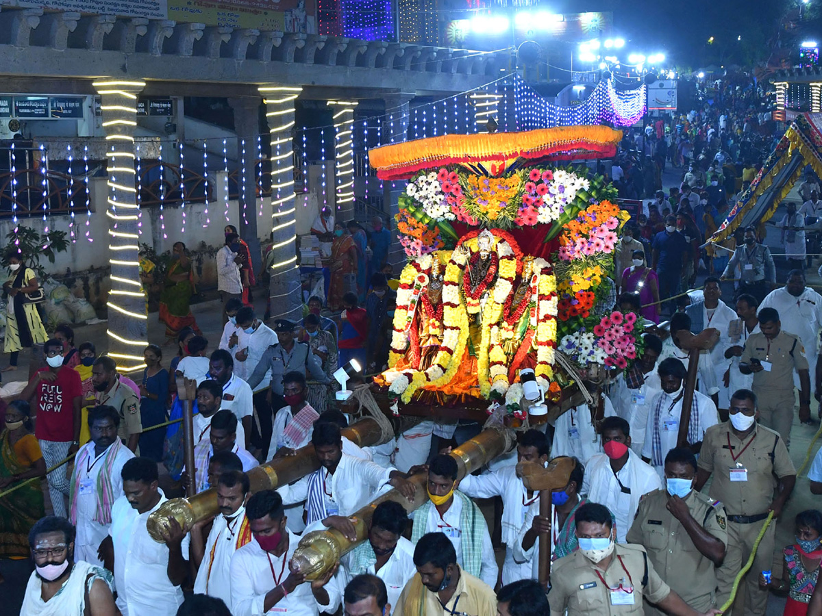 Dussehra Celebrations in Kanaka Durga Temple Photo Gallery - Sakshi6