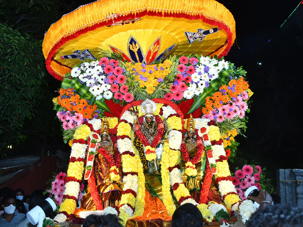 Dussehra Celebrations in Kanaka Durga Temple Photo Gallery - Sakshi9