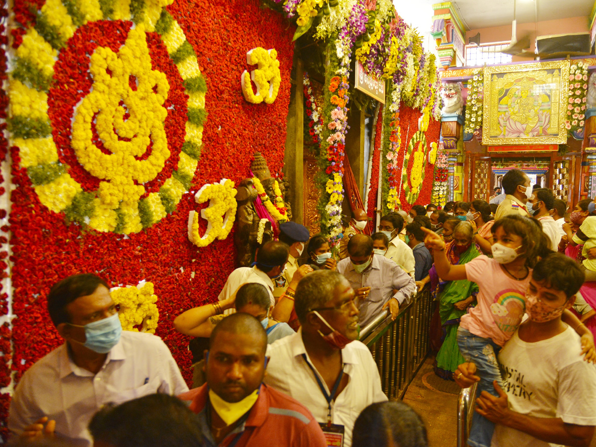 Dussehra Celebrations in Kanaka Durga Temple Photo Gallery - Sakshi24